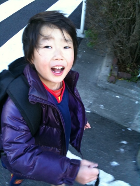 最近小学生が朝サッカーしてる