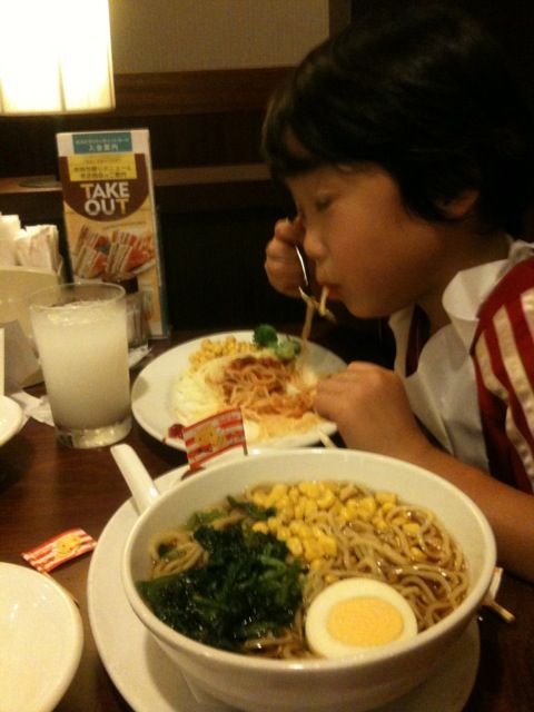ラーメンとパスタを食べるカズ