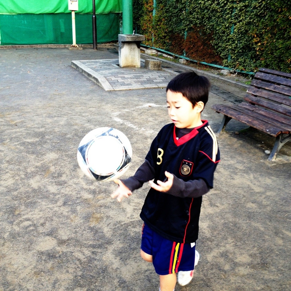 ボールを抱いて寝る