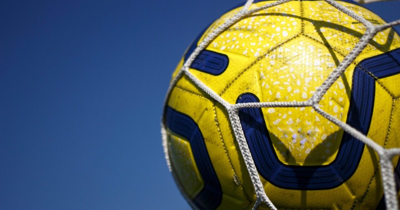 体育の授業でサッカー